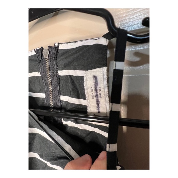 🦓 Abercrombie & Fitch Black & White Striped Crop Top 🦓 - Picture 2 of 3